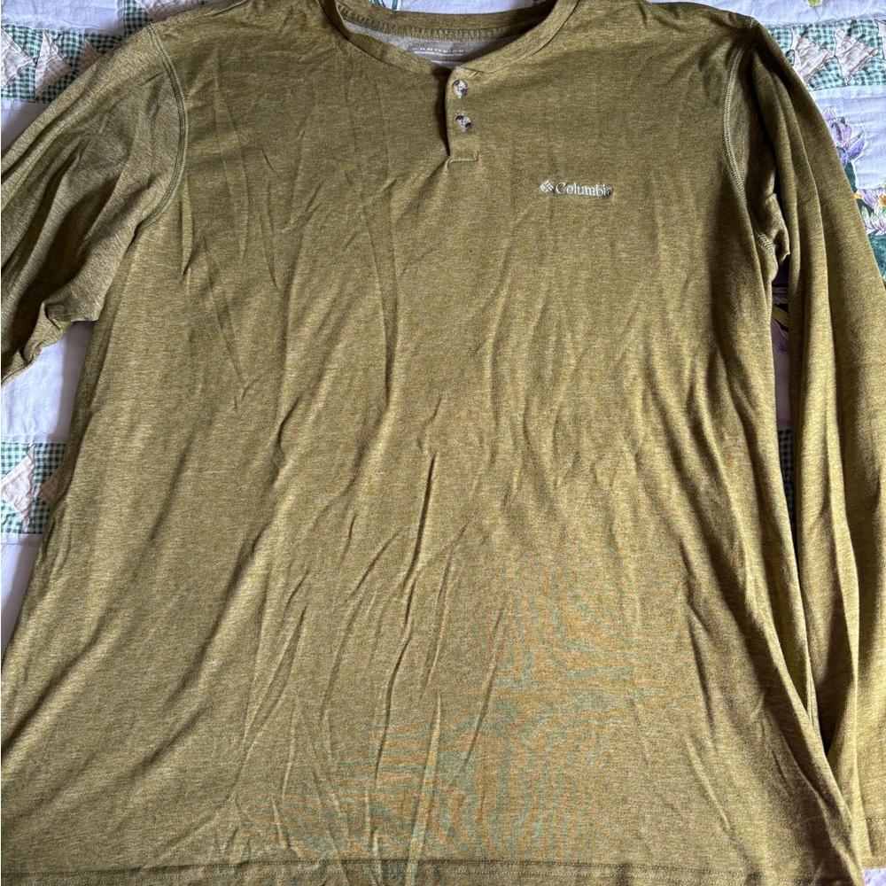 Columbia Men's Long Sleeve Henley in Olive